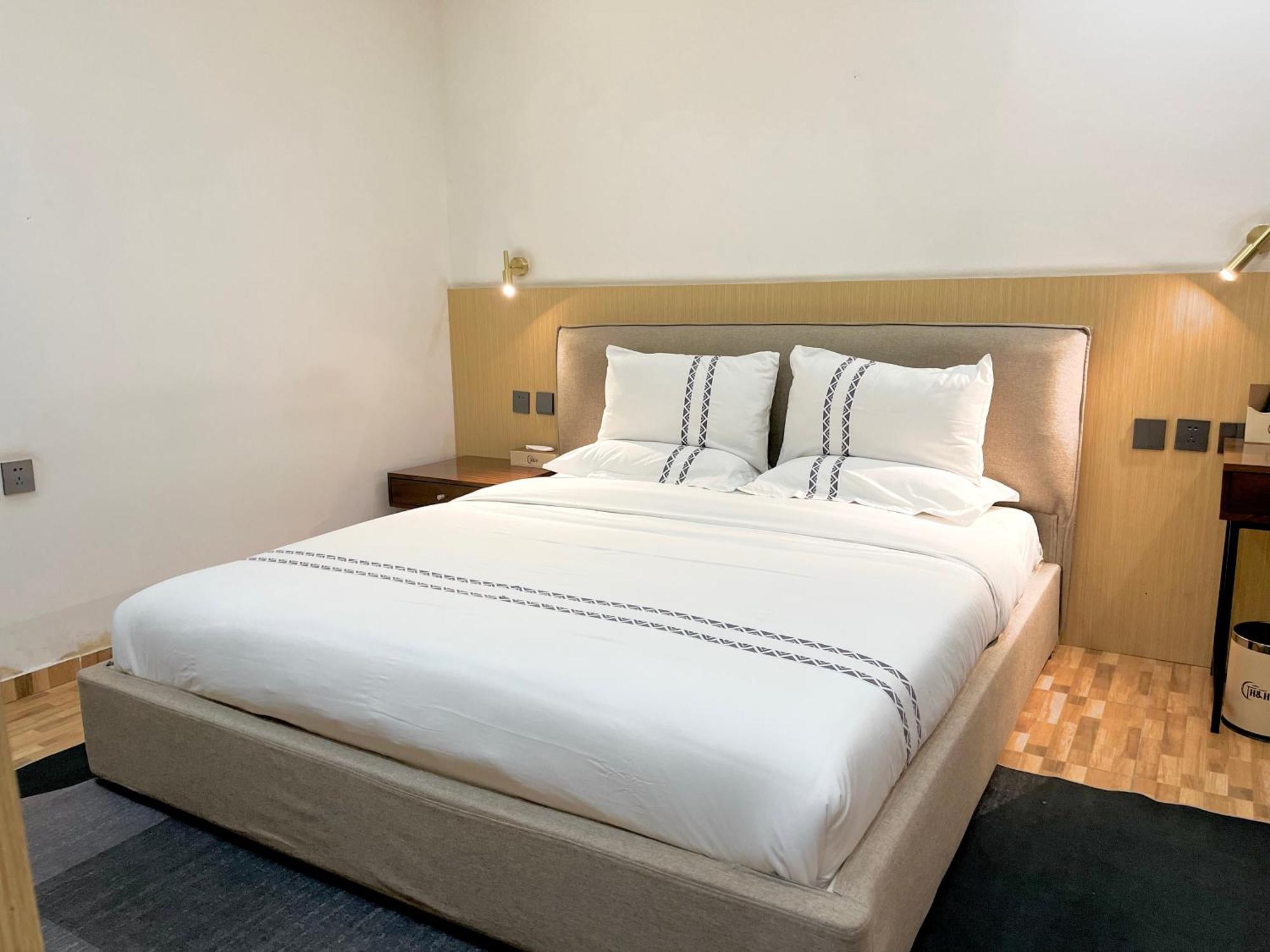 H&H Hotel Киншаса Экстерьер фото