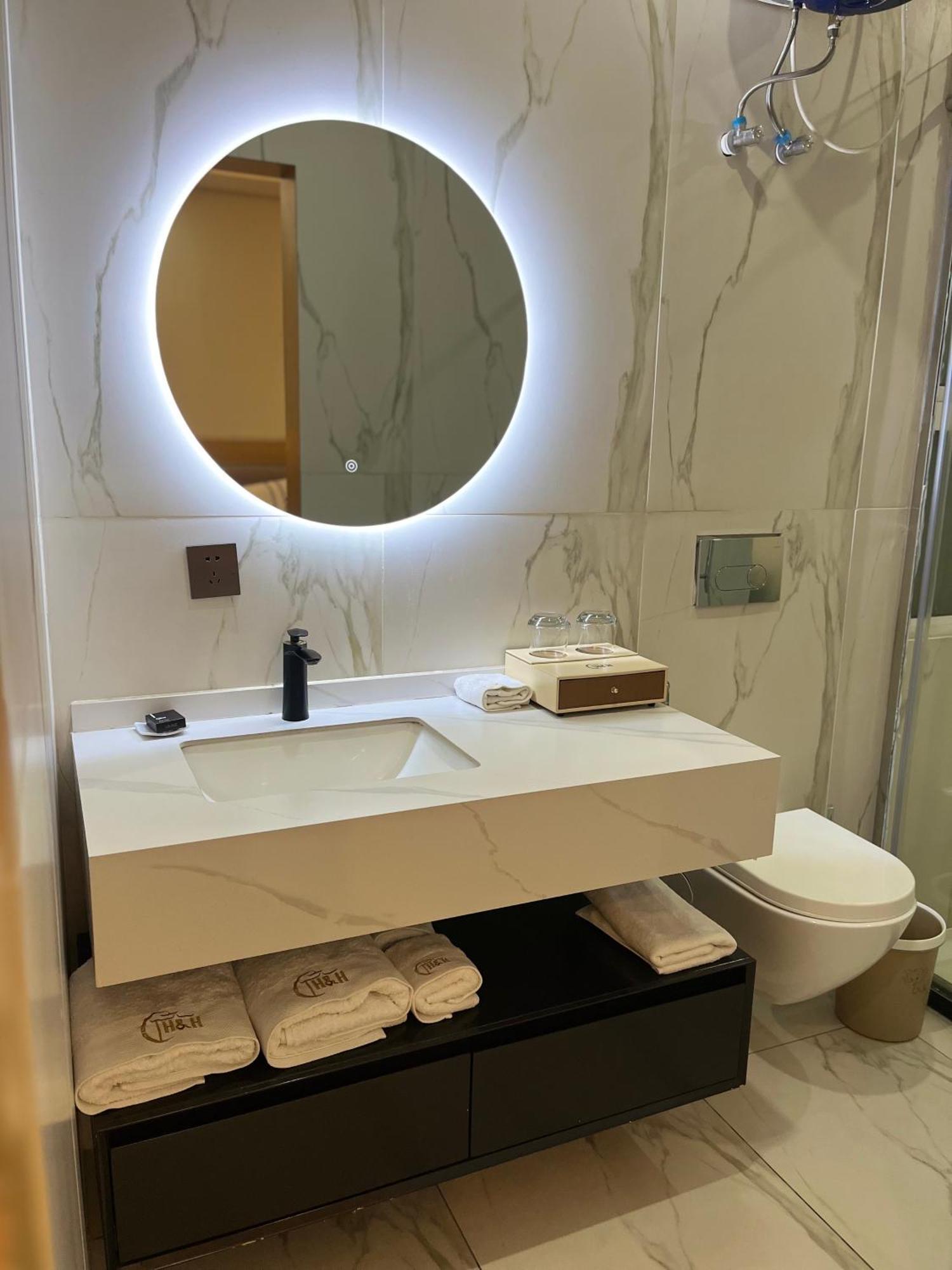 H&H Hotel Киншаса Экстерьер фото
