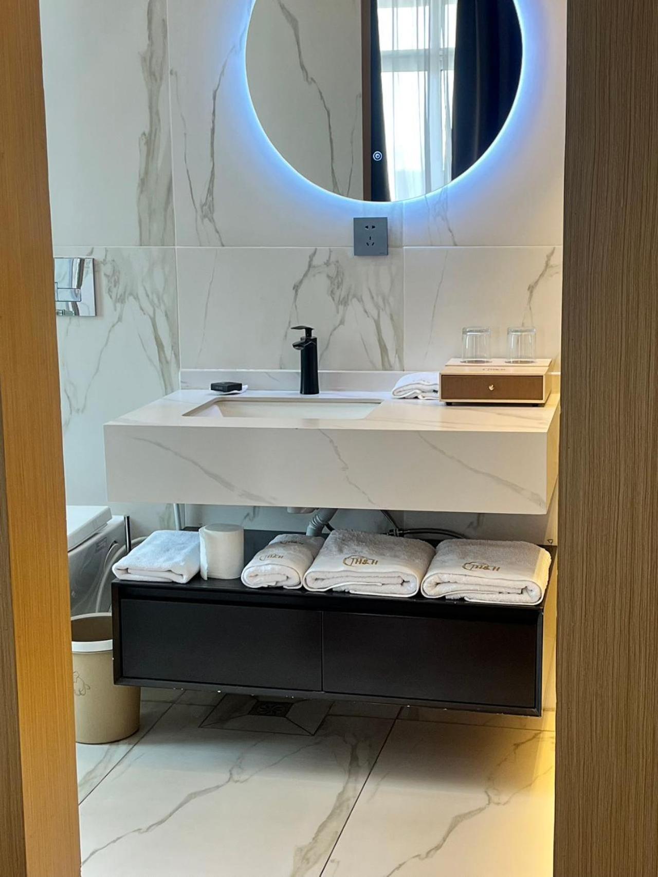 H&H Hotel Киншаса Экстерьер фото
